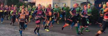 00 och alla tävlande sätter fart mot Sandhamns västra del, för att simma och springa vidare över de 24 öar som passeras under loppet.