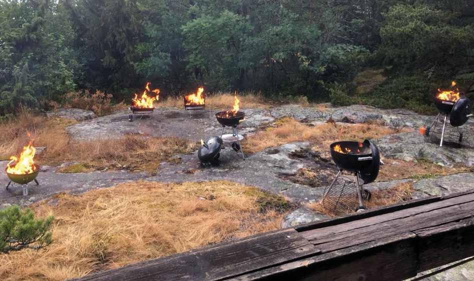 Trots vädret hade några tappra båtbesättningar tagit sig upp till Furholmen för att fira tillsammans.