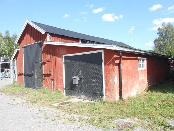 Varvsbyggnaden, foto Christer Wik Öster om planområdet består bebyggelsen av friliggande villor och kedjehus. Norr om området ligger Canadaradhusen, vilka är klassade som byggnadsminne.