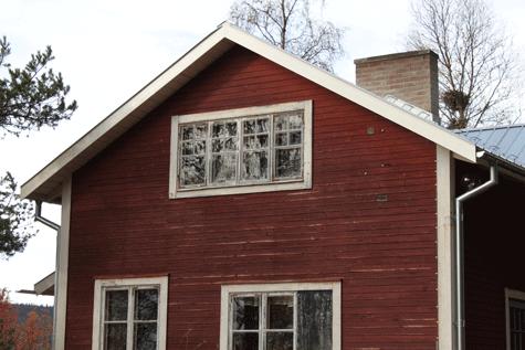Nya vindskivor har fått göras något bredare då takkonstruktionen höjts en aning Skorsten Murfogarna på skorstenen hade börjat trilla ur.