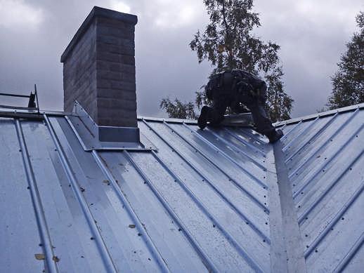 En krage har monterats kring skorstenen för att förhindra att vatten kan läcka in