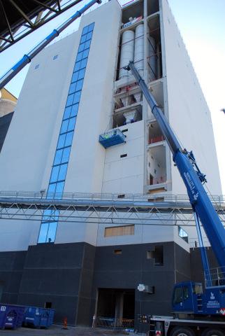 Fasad mot centrum är nästan klar. Trapphuset är glasat och klart.