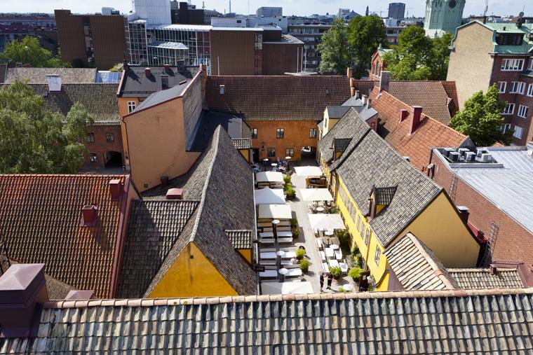 KUNTZEGÅRDEN O m man utifrån Östergatan går in genom den nuvarande porten (tillkom på 1600- talet efter en brand där de samtida gårdshusen brann ner) i Niels Kuntzes hus, hamnar man på Kuntzegården