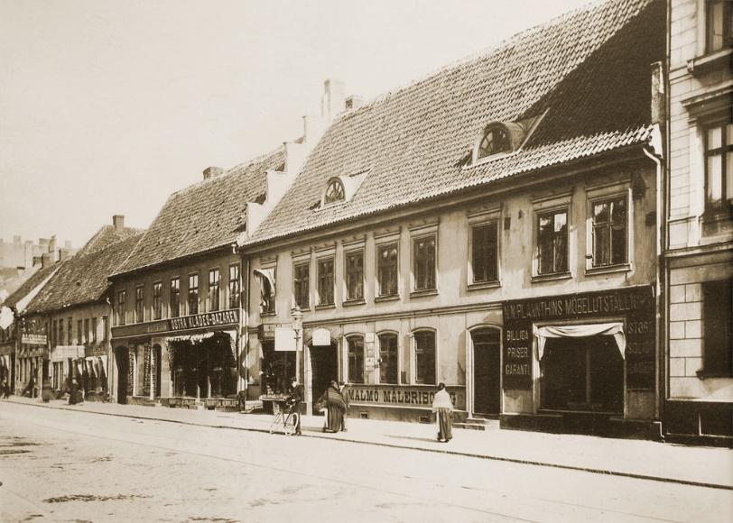 På 1960-talet låg en bilverkstad i Vagnskjulet och Kuntzegården var ofta full av parkerade bilar.