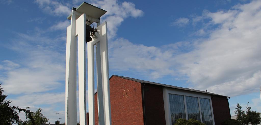 kyrkobyggnaden Västrabokyrkan har en för 1950-talet tidstypisk arkitektur. Kyrka och församlingshem binds först samman med ett tak utan väggar.