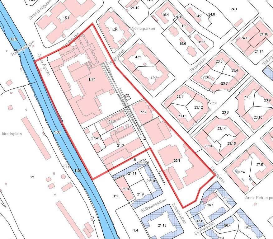 Karta som visar befintlig bebyggelse inom planområdet och fastighetsbeteckningar. Blå byggnader är nyligen uppförd eller planerad bostadsbebyggelse. Planområdet är markerat med en röd linje.