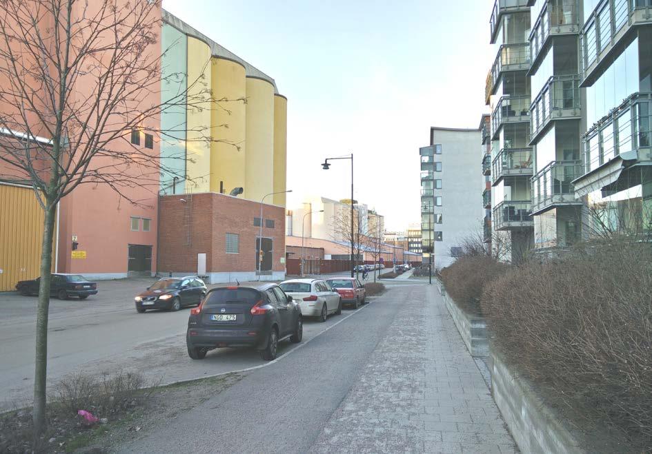 Foto som visar några av silotornen i planområdets östra del och mötet med Kungsängens bostadsområde. Historia 1864 anläggs en ångdriven kvarn vid Uppsala hamn.