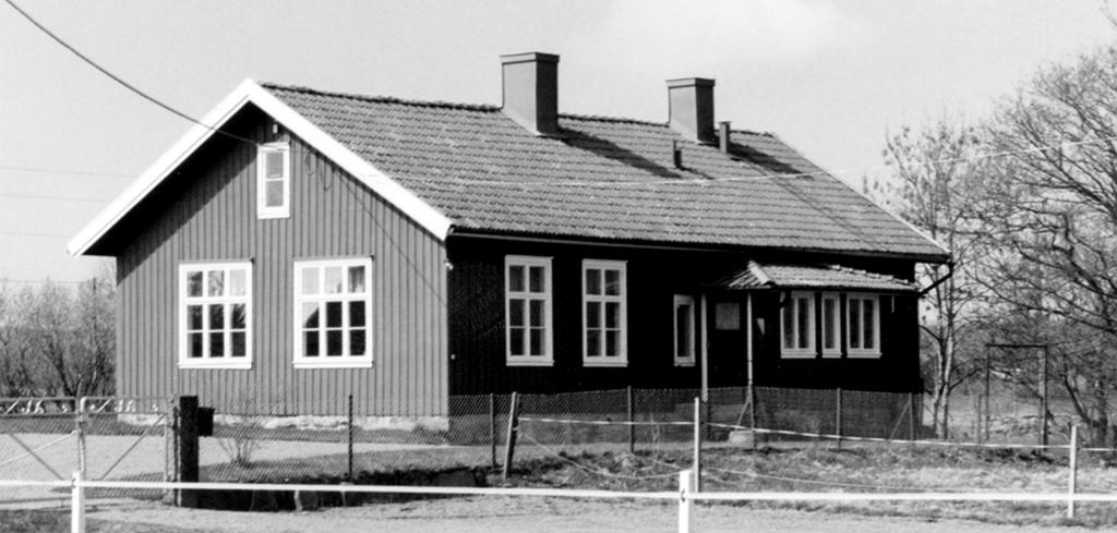 Gunnesby skola 1875 öppnades Gunnesby skola som låg norr om Säve by. Den var då en småskola med klassrum och lärarbostad.