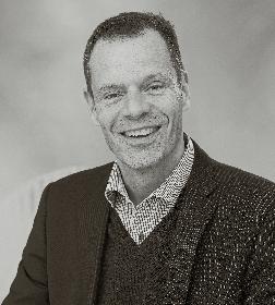 Michael har en bred erfarenhet av läkemedelsutveckling och chefsbefattningar inom marknad, försäljning och