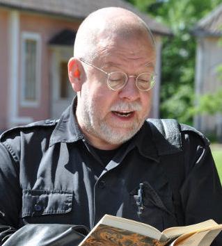 Dessutom är den utomordentligt spirituellt skriven.