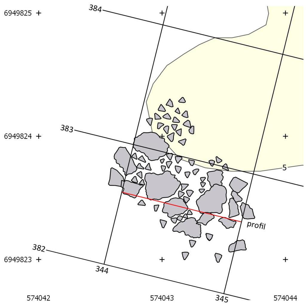 Figur 15. Anläggning 3, rest av härd. Ett mindre mängd brända ben hittades i och nordväst om anläggningen, benen representeras av en isogon på 5 gram.
