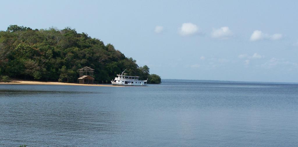Kryssning i Amazonas 5 Dagars expedition Arapiuns! Kryssningen görs på floderna Tapajós och Arapiuns som båda har klart vatten som är ljummet året runt.