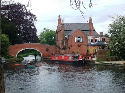 Med kanalbåt på River Soar Barrow On Soar River Soar som stiger upp nära Hinckley och förenas med River Sence nära Enderby innan den flyter genom Leicester är en biflod till River Trent och vacker