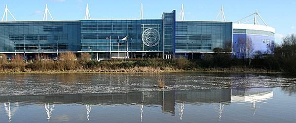 King Power Stadium, vackert beläget vid River Soar De klassiska kanalbåtarna kallas narrowboats och de är