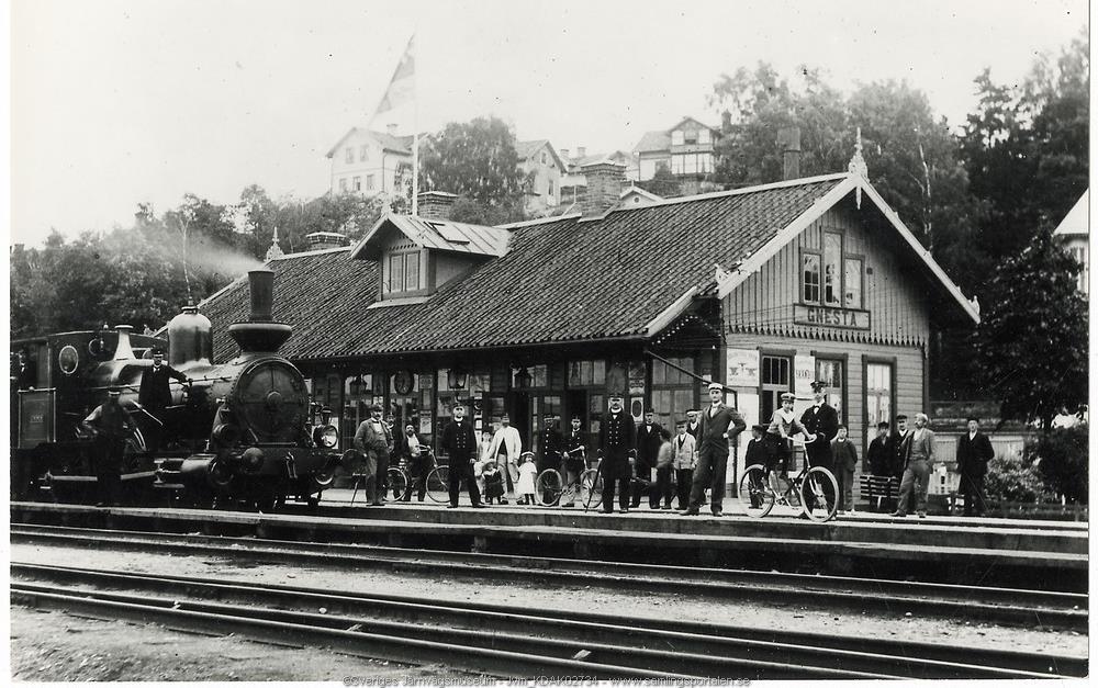 sidan 4 Uppställning inför fotografen. Året är 1900.