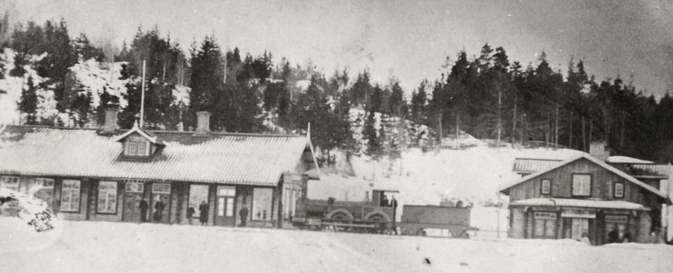 Rakt fram ser Du järnvägsrestaurationen och till höger afträdet.