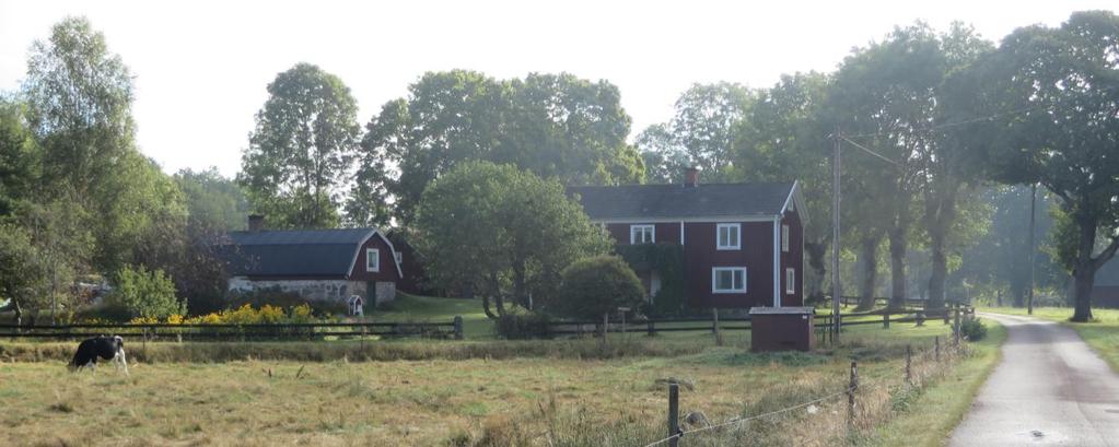 Gården 2:1 har flera kulturhistoriskt intressanta ekonomibyggnader, bevarad trädgård