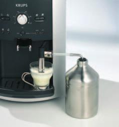 Koppla ihop de olika delarna (bild till vänster) och ställ en kopp eller ett glas under AutoCappucino-munstycket.