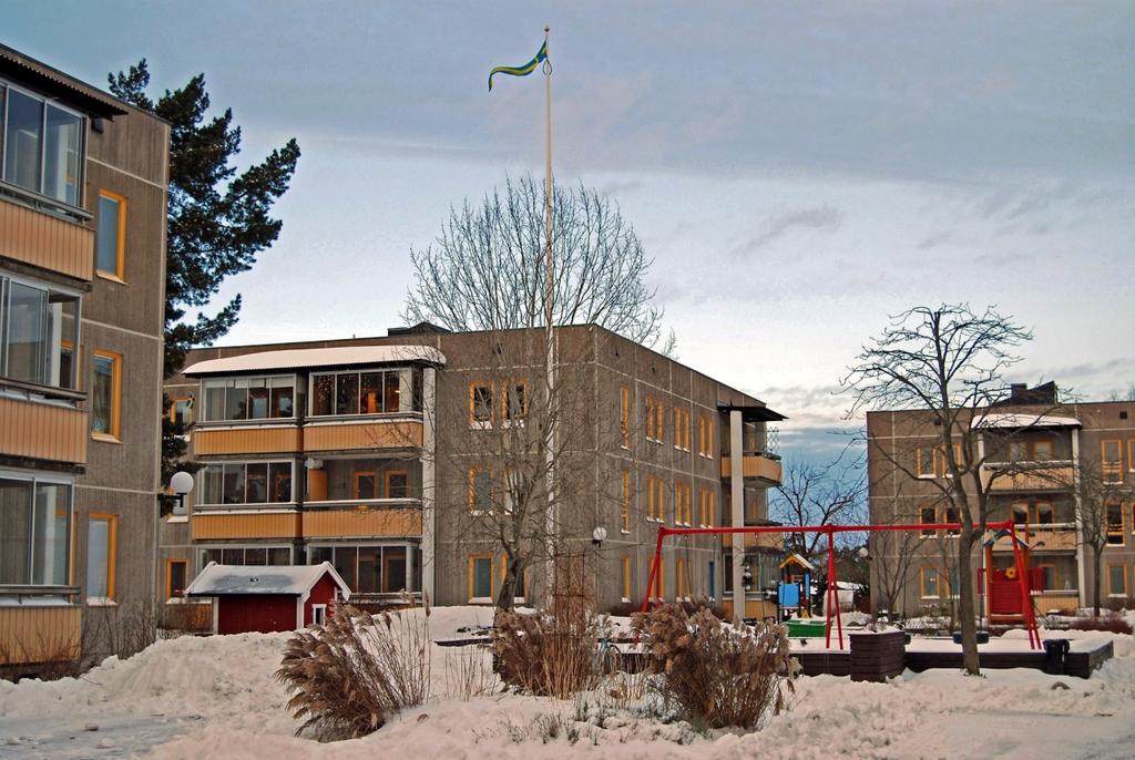 Genomgripande utformning av detaljer. BRF Rubinen i november 2010 Kulturmiljöprogram Råa omålade betongfasader och utanpåliggande vita balkongkonsoler.