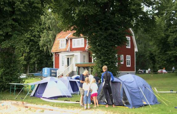 Seglarskolan är öppen både för dig som är i åldern 9-15 år och som vill prova på segling för första gången men även för dig som redan kan segla. Alla är lika välkomna.