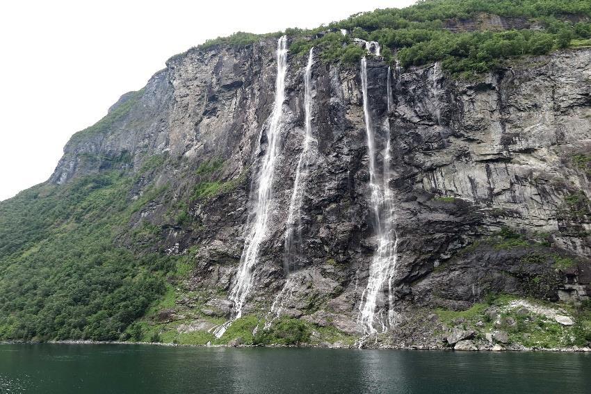 Figur 8 Sju systrar i Geirangerfjorden Under ca fem timmar färdas vi i Geirangerfjorden mot Ålesund.