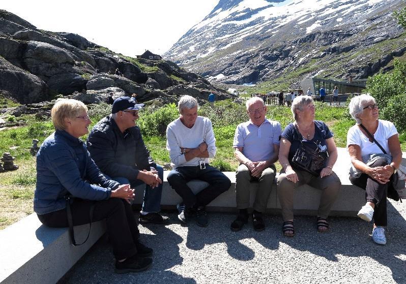 Flera tar en sen kvällspromenad i de centrala delarna av staden inklusive hamnområdet. Figur 9 Ålesund Lördag är det avfärd mot Röros via Trollstigen.