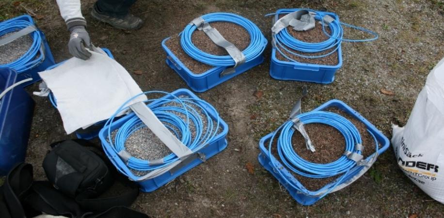 lutning av lysimetrarna säkerställer att slangen kan suga upp allt vatten från botten av lysimetrarna. Figur 4. Färdigbyggda lysimetrar redo för installation.