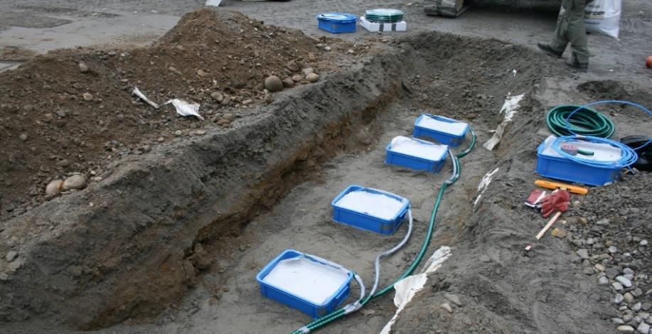För mätning av vattenmängd som når dräneringsbrunnen installerades en flödesmätare vid en av konstgräsplanerna.