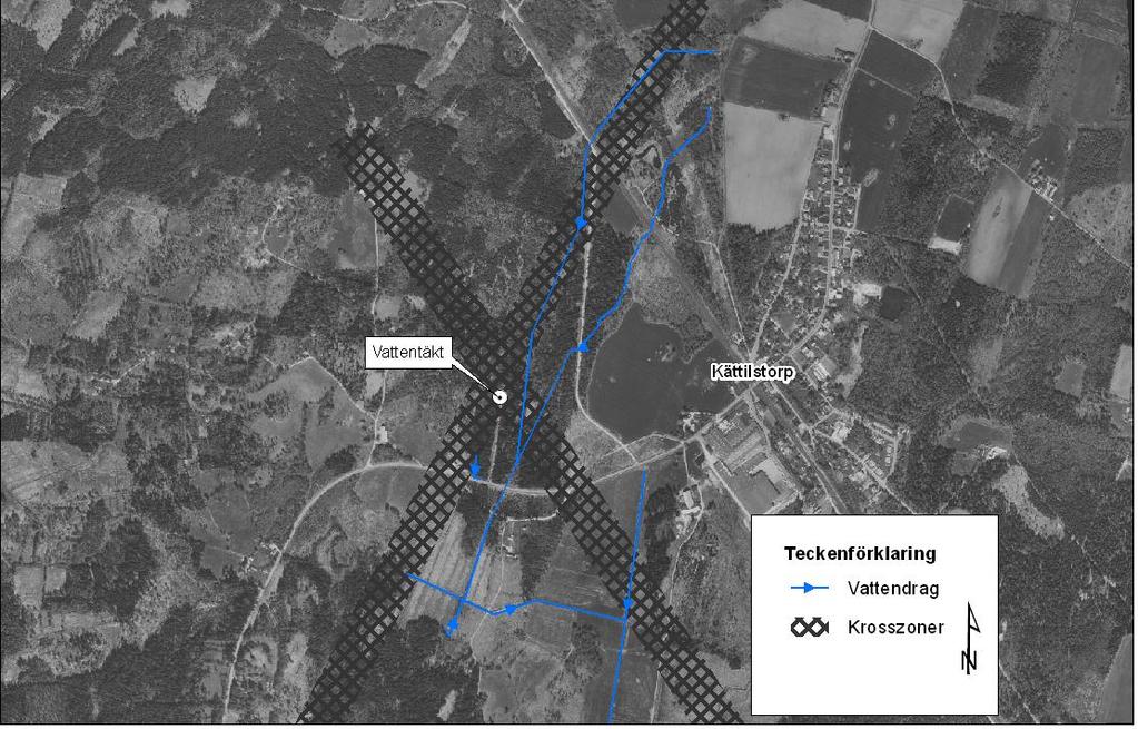 Figur 3: Framtolkade krosszoner/sprickzoner samt vattendrag i anslutning Kättilstorp vattentäkt. Lantmäteriverket. Ärende nr M2006/1022 3.3 Hydrologi Inom området finns flera våtmarker.