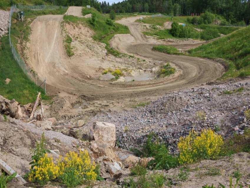 topografiska skillnader som gör att det bildas slänter åt