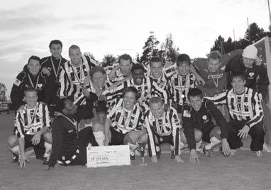 ÅRETS CUPMÄSTARE IF Sylvias segrande lag i Östgötacupen 2007 Stående.