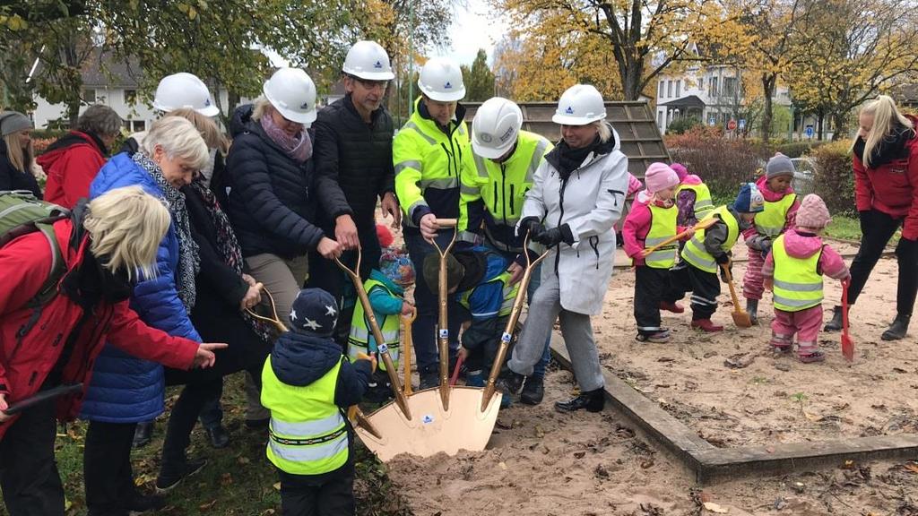 Fastighetsavdelning Första spadtag förskolan Urd. Ytförändringar fastigheter under året: Ägda lokaler: Avgående ytor: Trädgårdsgatan 27, Falköping, såld, -195 m 2.