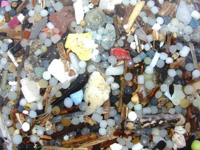 NV:s regeringsuppdrag om mikroplaster Foto: Ospar Identifiera viktigare källor i Sverige till utsläpp av mikropartiklar av plast i havet, verka