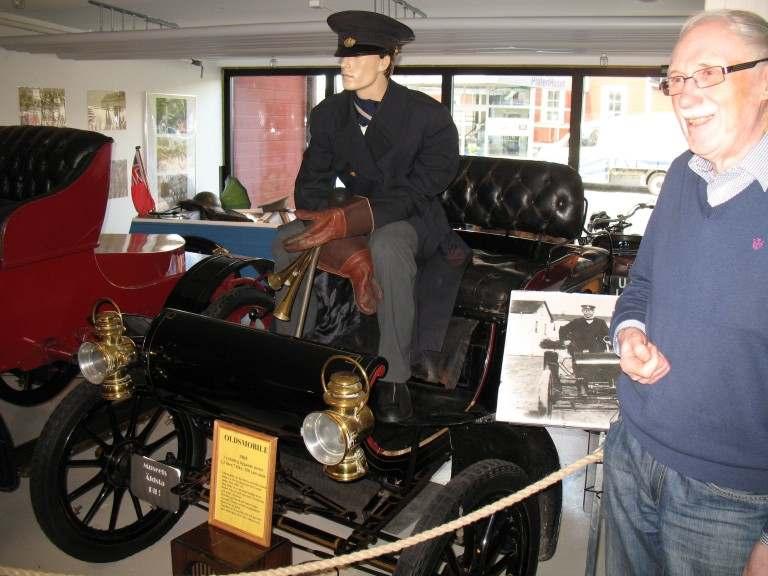 Här en gammal Oldsmobile med styrspak istället för ratt, årsmodell 1905. Lunch Efter besöket i museet var det dags för lunch i museets egen restaurang, Hotell Nostalgi.