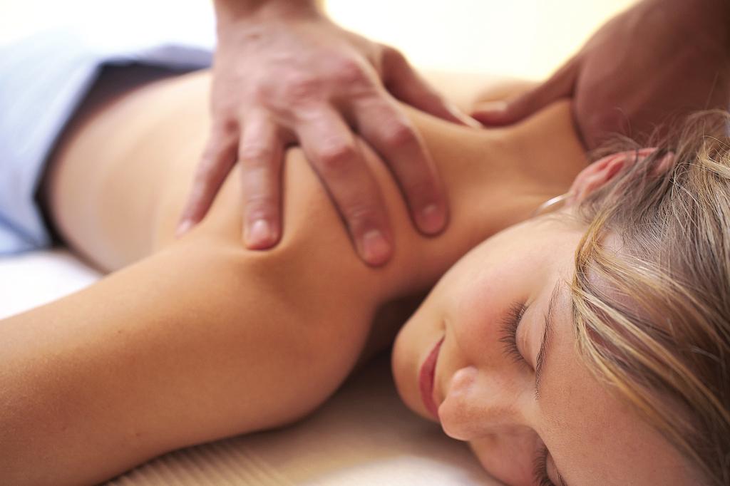 Axelsons Gymnastiska Institut Friskvårdsmassör/Massageterapeut/Medicinsk massageterapeut Studieplan 2019 Det massageterapeutiska yrket Massageterapeut är ett av de yrken som växer snabbast inom