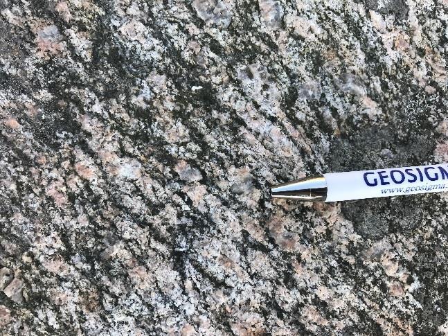 domineras av granit som delvis uppvisar porfyrisktextur. Vid fältbesöket noterades även förekomst av sedimentådergnejs. Figur 7-1.