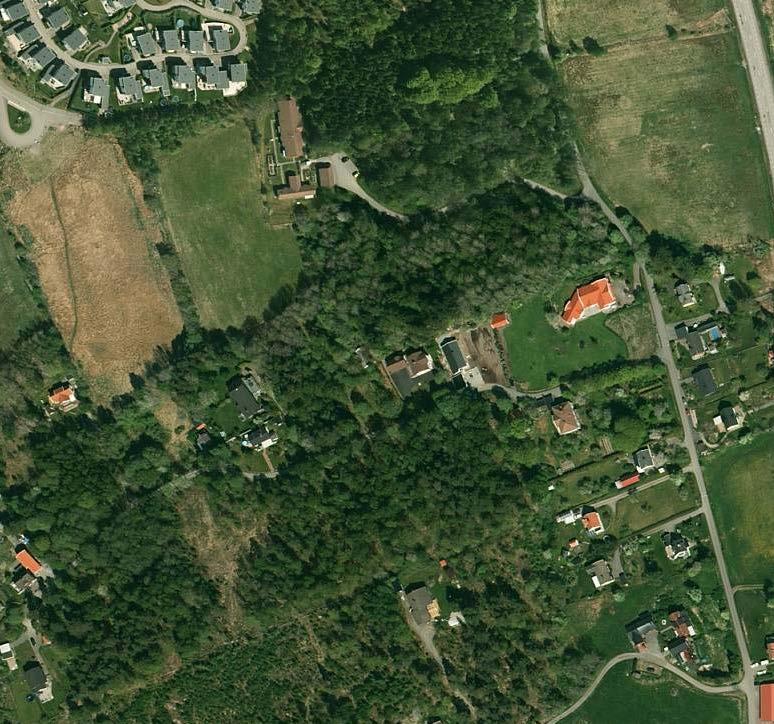 Huvudstudie f d kemtvätt Skäggered Sida 8 Figur 3 Närområdet till den f d kemtvätten i Skäggered. 3.4 Mark- och grundvattenförhållanden Kemtvättsfastigheten ligger strax öster om en bergknalle som utgör höjdpunkt i området.
