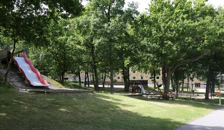 Då trångboddhet och dålig bostadsstandard var ett utbrett problem i Sverige sattes två politiska mål upp: att avskaffa bostadsbristen och att höja den allmänna bostadsstandarden.