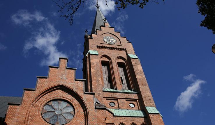 Fässbergs gamla medeltida kyrka, som låg strax öster om Fässbergsåsen, blev snart alldeles för liten för sin församling. 1887 invigdes Fässbergs kyrka på sin nuvarande plats.