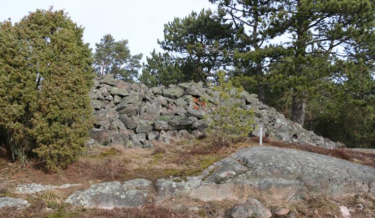 De äldsta spåren av människors verksamhet kommer från en fyndplats, där det påträffats redskap från äldre stenåldern.