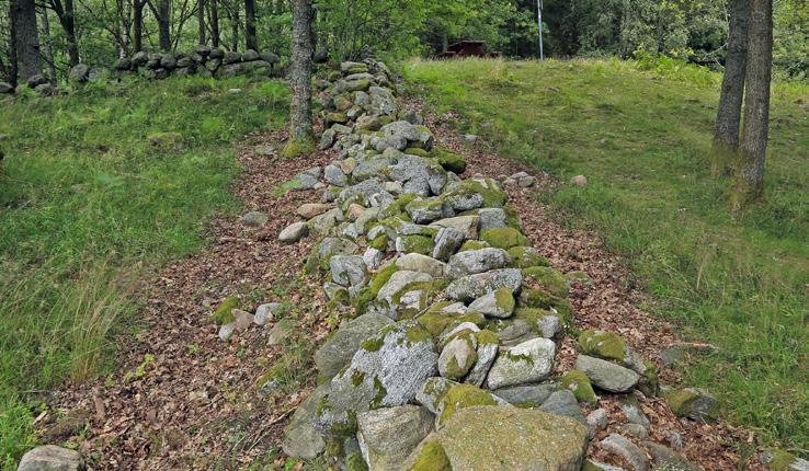 Det har lämnat avtryck i form av gravar från olika tidsperioder, en hålväg (en under lång tid nedtrampad väg) och spår efter äldre sätt att bruka jorden.