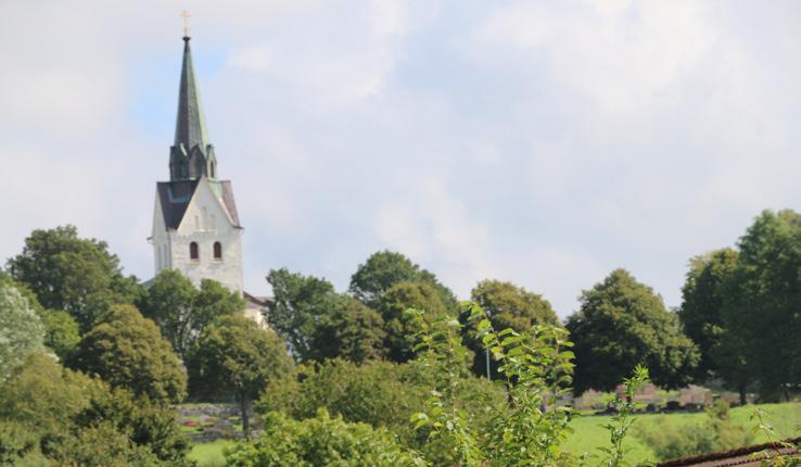 Lindome kyrka om heliga platser, om behovet av att synas och om nya tankar. Uppe på en hög ås, öster om Lindome centrum, ligger Lindome kyrka.
