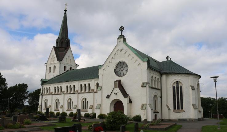 I närheten av kyrkan finns fornlämningar som visar att platsen har använts som kult- och begravningsplats i tusentals år och att människor upplevt platsen som helig långt innan kristendomen.