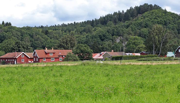 Lindomeåns dalgång om olika sätt att ta hand om jorden, om en å som gav möjlighet att utveckla ett unikt hantverk och om en plats där människor bott i flera tusen år.
