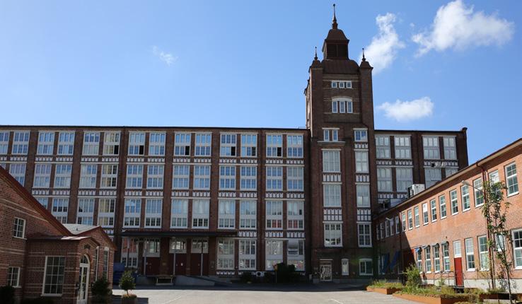 Krokslätts fabriker om en stor arbetsplats i regionen, om byggnadskonst och om dåtidens marknadsföring. Det första bomullsväveriet i Krokslätt startades på 1870-talet.