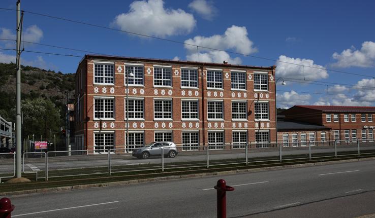 Närheten till hamnstaden Göteborg och billig tomtmark var ytterligare anledningar till att fabriken placerades här. Fabriken utvecklades med spinneri och färgeri.
