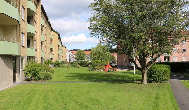 Bostäder ordnades tillfälligt genom gamla militärbaracker medan nya bostadsområden planerades. Den nya välplanerade bostadsbebyggelsen visar på en period av framtidstro och stark utveckling.