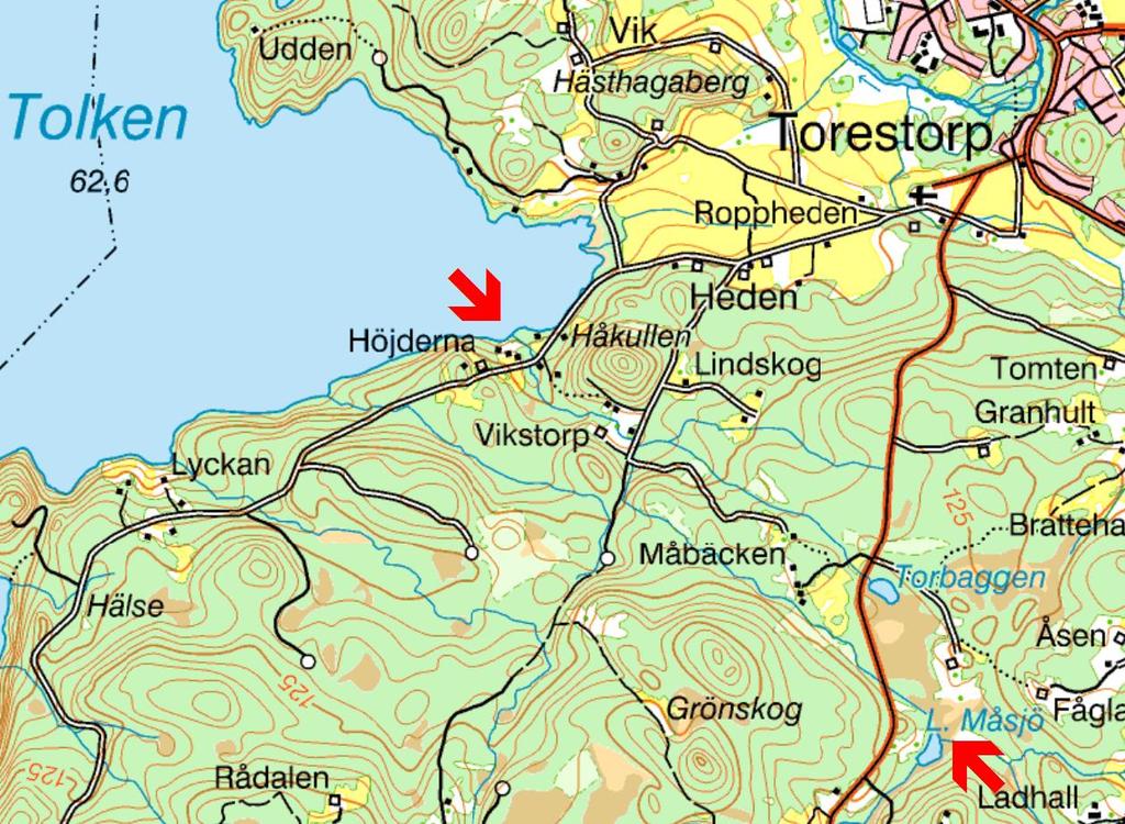 Måbäcken Måbäcken som mynnar i Tolken, ca 1,5 km SV Torestorps kyrka, är karterad upp till Lilla Måsjön, en sträcka på ca 2,4 km. Bäcken omges av grandominerad skogsmark. Bitvis är fallhöjden stor.