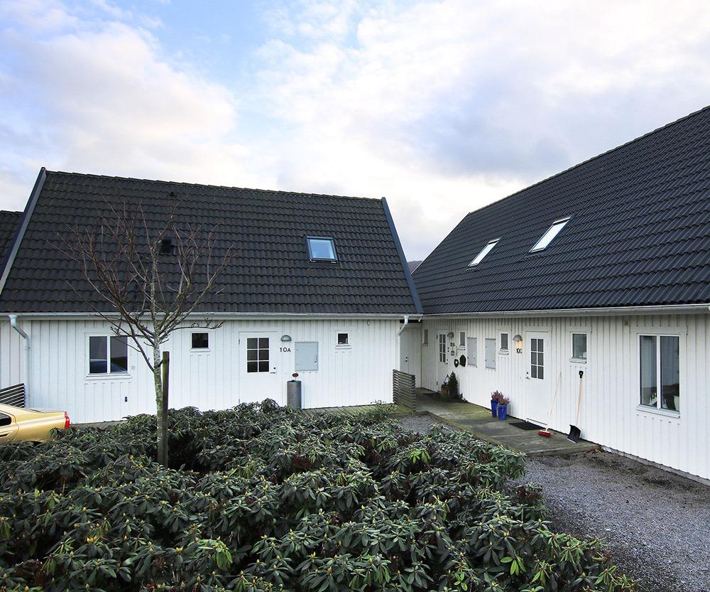 Marklägenheter i Hemmeslöv Mellan Båstad och Östra Karup salubjuds fastighetsbestånd omfattande sju marklägenheter i fyra huskroppar uppförda 2010 resp. 1991.