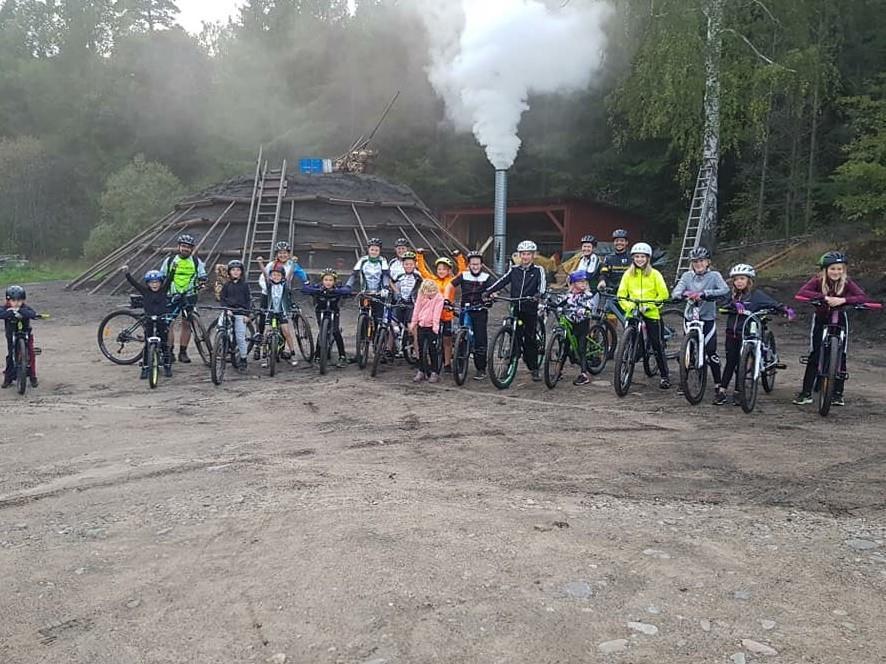 KM 2018 I år kördes klubbmästerskapet på MTB samma dag som vår årsfest. Det här var även dagen för invigning av vår fantastiska tillbyggnad, alltså tre flugor i en smäll.